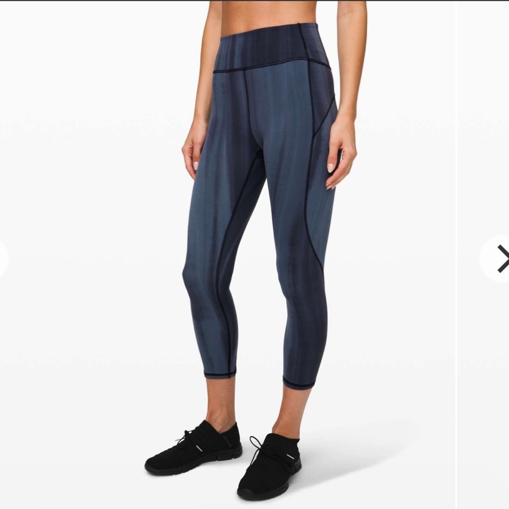 Lululemon In Movement Crop 23" Linear Spray Dye White Black Size 4